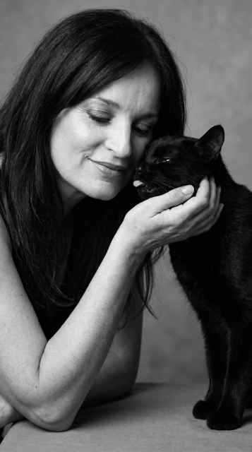 Daniela con il suo gatto in una fotografia in bianco e nero